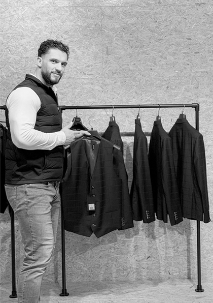 Mathew die kleding vast heeft